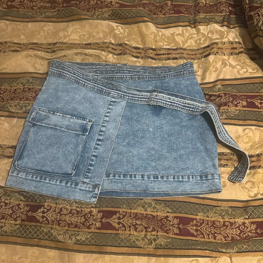 BAND NEW . Swank a posh skirt . Medium mineral wash. Very edgy . 😛 .